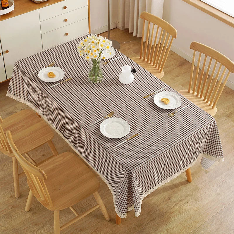 Nappe Rectangulaire à Carreaux Marron et Pompons Crème – Style Champêtre