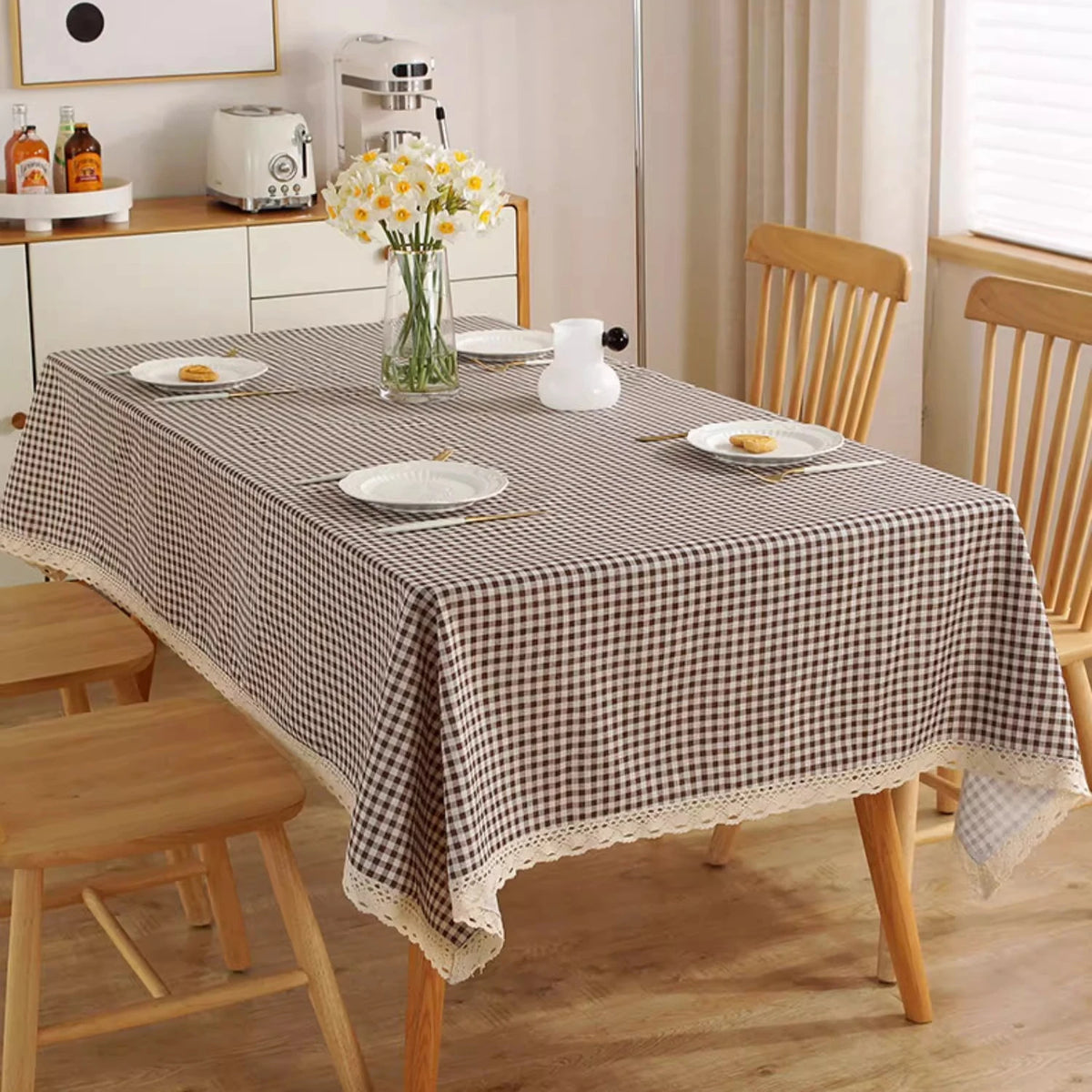 Nappe Rectangulaire à Carreaux Marron et Pompons Crème – Style Champêtre
