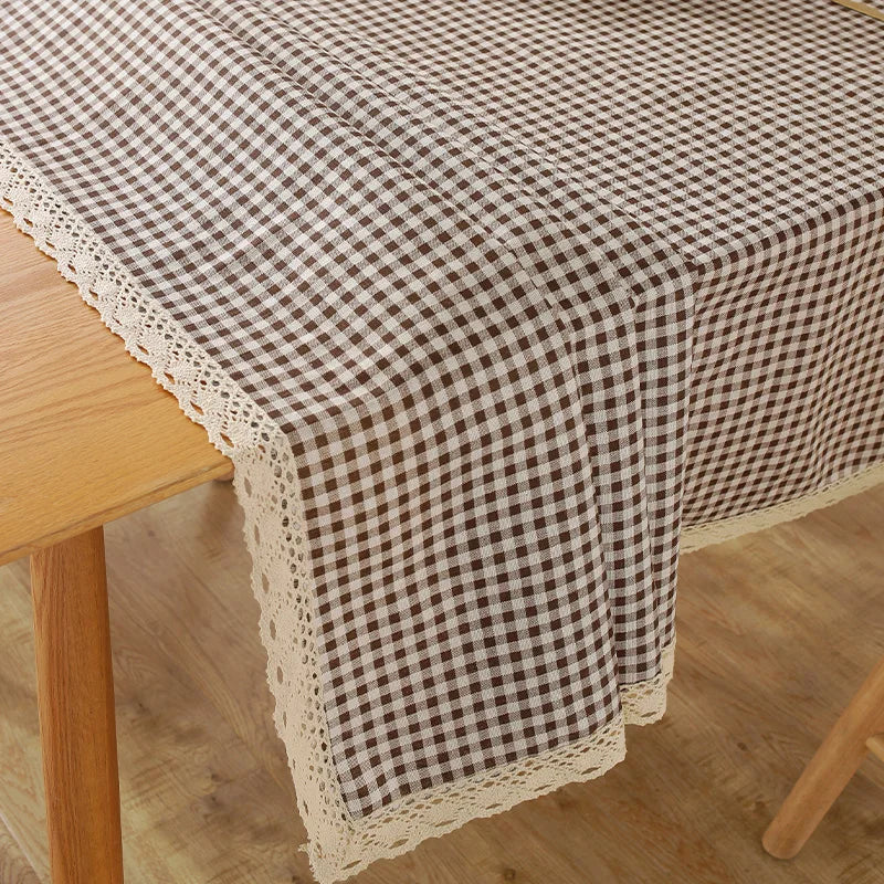 Nappe Rectangulaire à Carreaux Marron et Pompons Crème – Style Champêtre