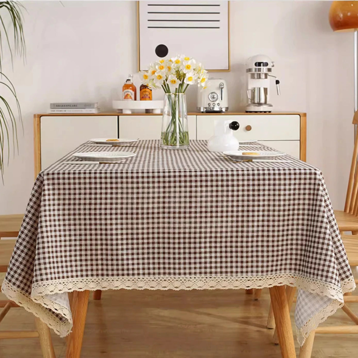 Nappe Rectangulaire à Carreaux Marron et Pompons Crème – Style Champêtre