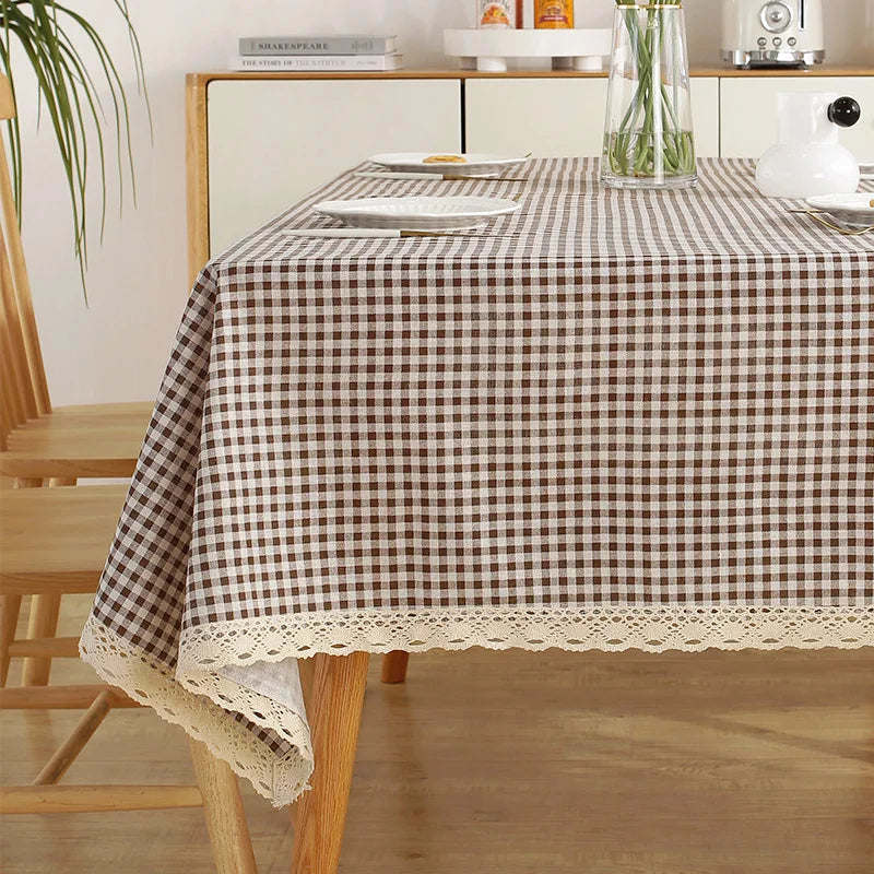 Nappe Rectangulaire à Carreaux Marron et Pompons Crème – Style Champêtre