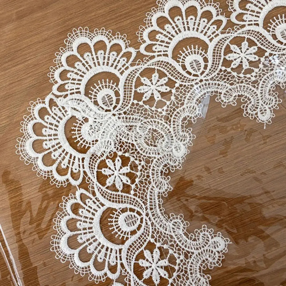 Nappe Transparente à Bords Dentelés Imperméable – Anti Taches