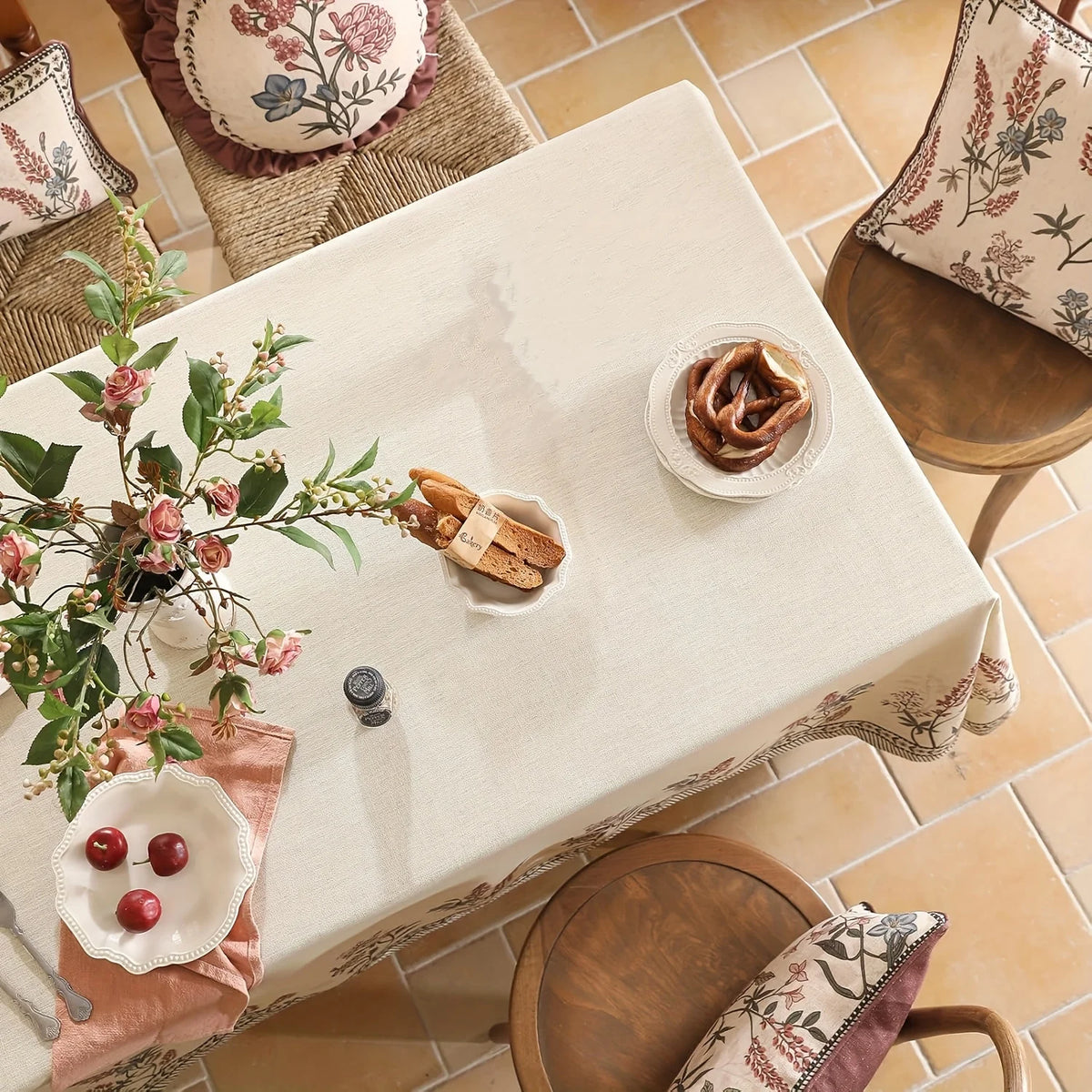 Nappe de Table Rectangulaire à Motifs Floraux – Infroissable et Réutilisable pour Toutes Occasions