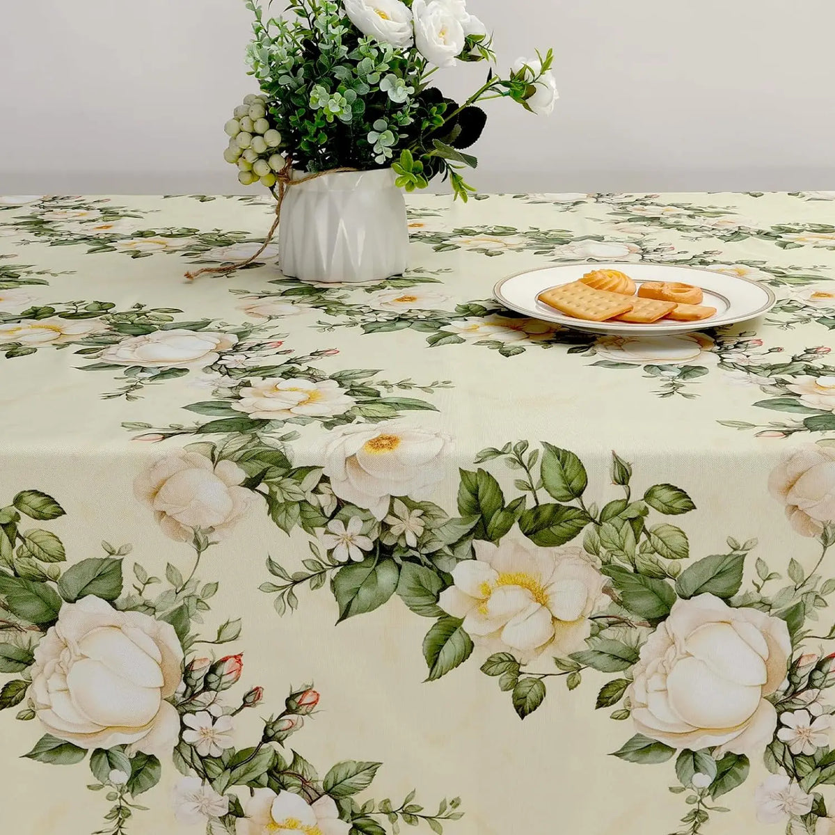 Nappe Carrée Vert Pâle à Motifs Roses – Imperméable et Réutilisable pour les Fêtes