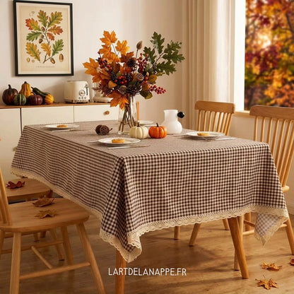 Nappe Rectangulaire à Carreaux Marron et Pompons Crème – Style Champêtre