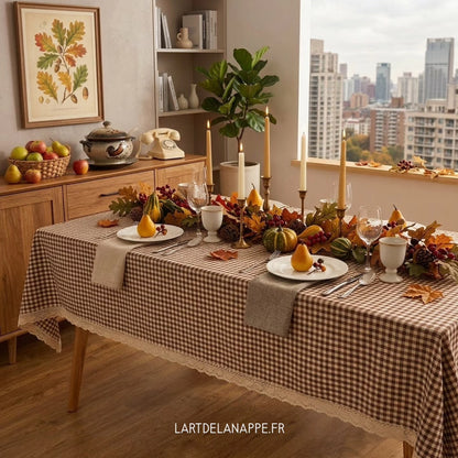 Nappe Rectangulaire à Carreaux Marron et Pompons Crème – Style Champêtre